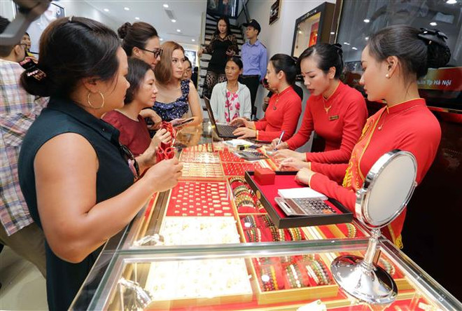 Khách mua bán vàng. (Ảnh: Trần Việt/TTXVN) Dự báo thị trường vàng: Cẩn trọng trước thị trường "nóng" ảnh 1