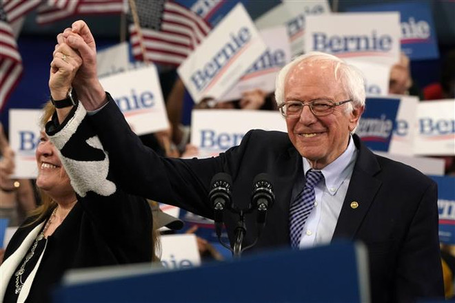 Thượng nghị sỹ độc lập bang Vermont, ông Bernie Sanders (phải) sau cuộc bầu cử sơ bộ ở bang New Hampshire ngày 11/2. (Ảnh: AFP/TTXVN) Sau cuộc tranh luận của đảng Dân chủ Mỹ: Người hy vọng, kẻ thất vọng ảnh 2