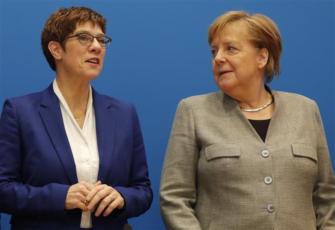 Chủ tịch đảng Liên minh Dân chủ Cơ đốc giáo (CDU) Annegret Kramp-Karrenbauer (trái) và Thủ tướng Đức Angela Merkel. (Ảnh: AFP/TTXVN) Thủ tướng Đức Angela Merkel với bài toán người kế nhiệm di sản ảnh 2