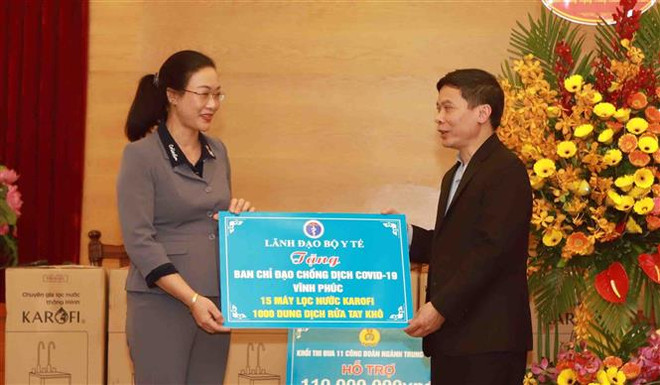 Đại diện đoàn công tác trao tặng máy lọc nước sát khuẩn cho Ban Chỉ đạo phòng chống dịch COVID-19 tỉnh Vĩnh Phúc. (Ảnh: Hoàng Hùng/TTXVN) Ủy ban Về các vấn đề xã hội của Quốc hội làm việc tại tỉnh Vĩnh Phúc ảnh 2