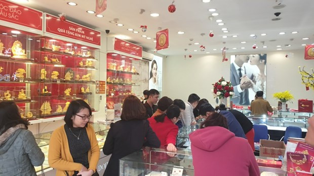 Giao dịch vàng tại các doanh nghiệp. (Ảnh: PV/Vietnam+) Dự báo thị trường vàng: Cẩn trọng trước thị trường "nóng" ảnh 2
