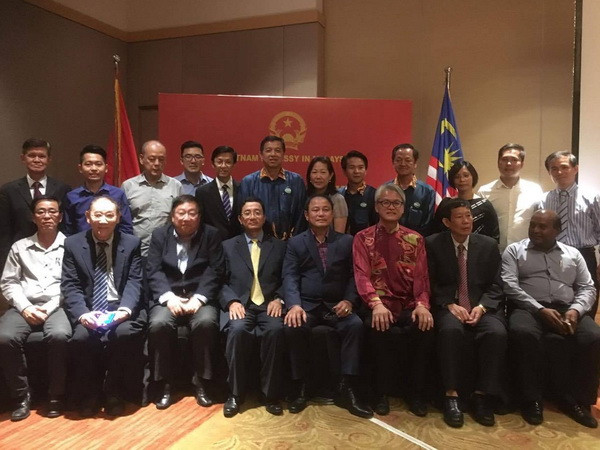 Đại sứ Việt Nam tại Malaysia Phạm Cao Phong chụp ảnh cùng các đại biểu tham dự buổi đối thoại. (Ảnh: Đại sứ quán Việt Nam tại Malaysia) Đối thoại tìm hướng đẩy mạnh xuất khẩu của Việt Nam sang Malaysia ảnh 1