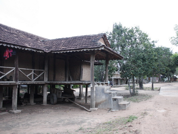 Nhà sàn. (Ảnh: Hồng Điệp/Vietnam+) Đến với ngôi làng cổ Kon K’Tu - tiềm năng du lịch tại Kon Tum ảnh 4