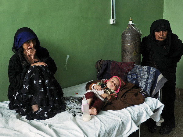 Bệnh nhân tại khu vực điều trị lao phổi ở bệnh viện trung tâm thành phố Herat, Afghanistan ngày 9/4. (Nguồn: AFP/TTXVN) WHO ưu tiên cho cuộc chiến chống viêm gan và lao phổi ảnh 1