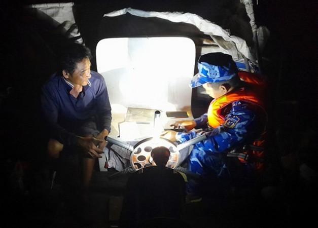 Phát hiện tàu chở 20 tấn phế liệu trái phép ở vùng biển Tây Nam ảnh 1