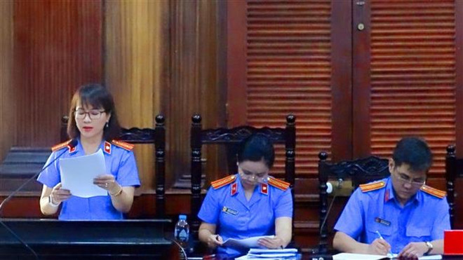 Đại diện Viện Kiểm sát luận tội và đề nghị mức án. (Ảnh: Thành Chung/TTXVN) Đề nghị tuyên phạt cựu Giám đốc Sở Y tế Cần Thơ 8-9 năm tù ảnh 1