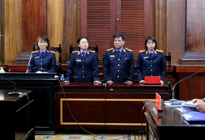 Đại diện Viện Kiểm sát nhân dân Thành phố Hồ Chí Minh tại phiên tòa. (Ảnh: Thành Chung/TTXVN) Đề nghị tuyên phạt cựu Giám đốc Sở Y tế Cần Thơ 8-9 năm tù ảnh 2
