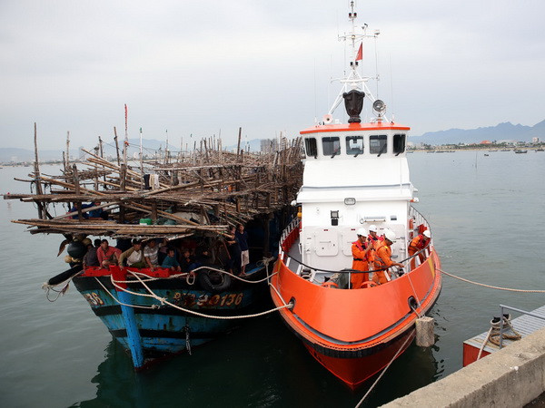 Hải Phòng kịp thời cứu 13 thuyền viên gặp nạn trên biển ảnh 1