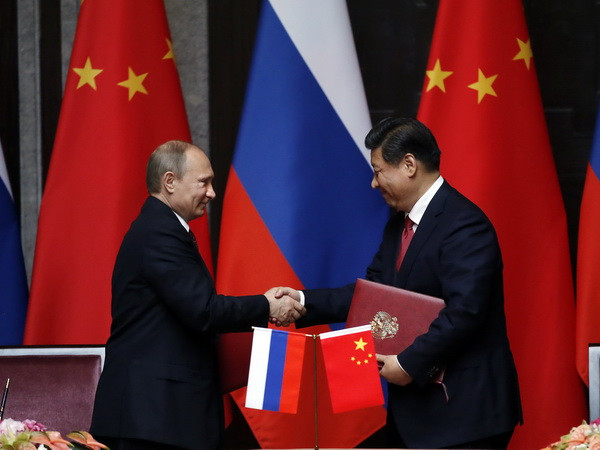 Chủ tịch Trung Quốc Tập Cận Bình và Tổng thống Nga Vladimir Putin trao đổi một thỏa thuận hợp tác trong cuộc hội đàm song phương ở Thượng Hải. (Nguồn: AFP/TTXVN) Ông Putin ca ngợi hợp đồng khí đốt lịch sử với Trung Quốc ảnh 1