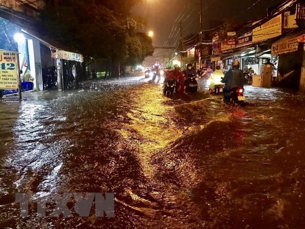 Thành phố Hồ Chí Minh: Mưa to kéo dài, nhiều tuyến đường ngập nặng ảnh 1