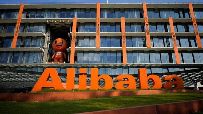 Logo của Tập đoàn Alibaba được nhìn thấy tại trụ sở của công ty tại Hàng Châu, tỉnh Chiết Giang của Trung Quốc. (Nguồn: Reuters) Alibaba nỗ lực tăng gấp đôi số thương hiệu quốc tế trên Tmall Global ảnh 1