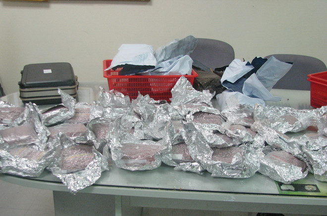 TP.HCM: Tạm giữ 2 khách Canada mang gần 50.000 viên ma túy ảnh 1