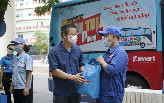 Hà Nội trao hơn 1.000 suất quà hỗ trợ tuyến đầu, người lao động ảnh 1