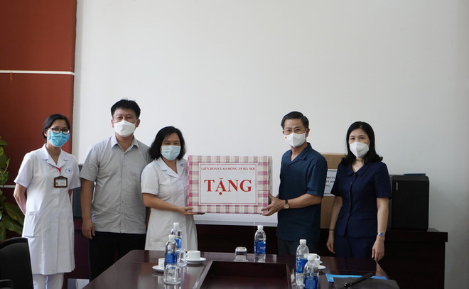 Hà Nội trao hơn 1.000 suất quà hỗ trợ tuyến đầu, người lao động ảnh 2