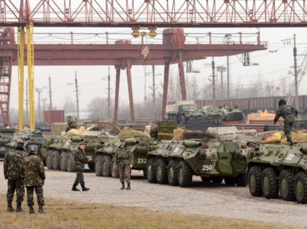 Đoàn xe bọc thép Ukraine di chuyển về hướng Crimea ảnh 1