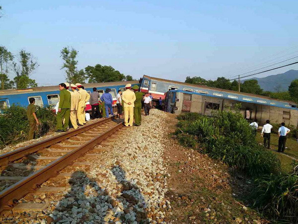 Sáng nay thông tuyến đường sắt sau tai nạn đâm xe ben ở Thừa Thiên-Huế ảnh 1