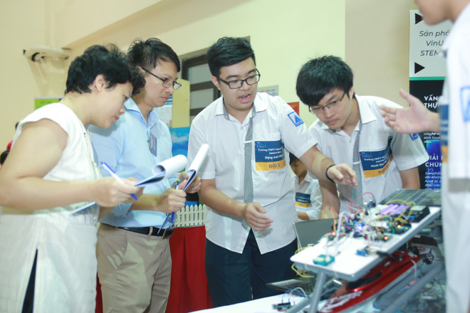 Đại học VinUni tổ chức khóa học về Robotics cho học sinh THPT ảnh 1