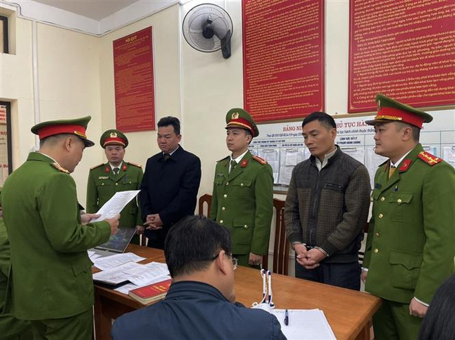 Tạm giam nguyên Chủ tịch xã thuê người khai thác khoáng sản trái phép ảnh 1