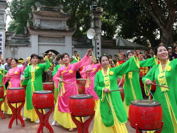 Màn múa trống tưng bừng mừng ngày khai hội Đền Đô. (Ảnh: Thanh Thương/TTXVN) Bắc Ninh: Lễ hội Đền Đô-Âm vang hào khí Thăng Long ảnh 3