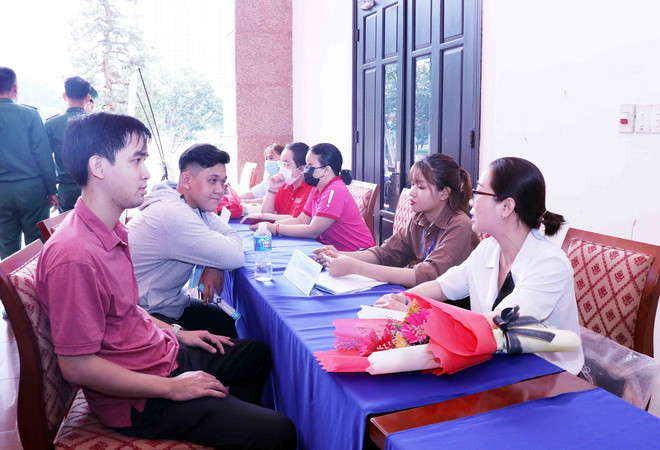 Hoạt động tư vấn, giới thiệu việc làm cho bộ đội xuất ngũ trên địa bàn thành phố. (Ảnh: Xuân Khu/TTXVN) TP.HCM: Cần 136.000 đến 150.000 chỗ làm việc từ nay đến cuối năm ảnh 1