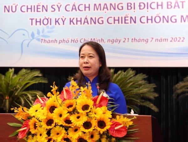 Phó Chủ tịch nước Võ Thị Ánh Xuân phát biểu tại buổi họp mặt. (Ảnh: Thu Hương/TTXVN) Buổi họp mặt nữ chiến sỹ bị địch bắt tù đày đong đầy cảm xúc ảnh 1