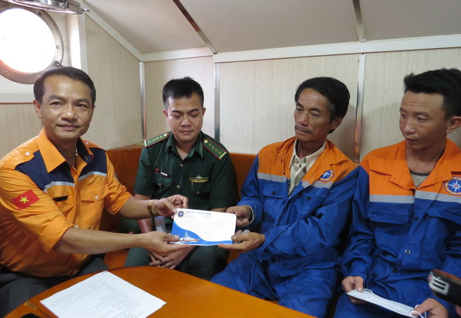 Khánh Hòa: Xuyên đêm cứu nạn 4 thuyền viên trên tàu cá bị chìm ảnh 1