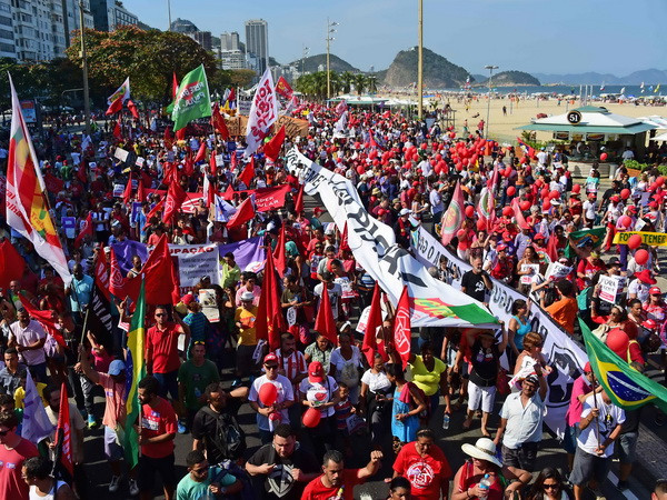 Đổi lộ trình rước đuốc tới sân vận động Maracana do biểu tình ảnh 1