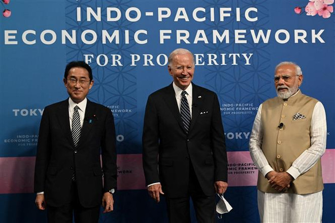 (Từ trái sang): Thủ tướng Nhật Bản Kishida Fumio, Tổng thống Mỹ Joe Biden và Thủ tướng Ấn Độ Narendra Modi tại lễ công bố Khuôn khổ Kinh tế Ấn Độ-Thái Bình Dương vì sự thịnh vượng (IPEF) ở Tokyo, Nhật Bản, ngày 23/5. (Ảnh: AFP/TTXVN) Hiệp định kinh tế mới của Mỹ có phải một thỏa thuận thương mại? ảnh 1