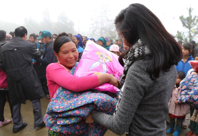 1.500 chăn bông và phần quà góp phần sưởi ấm vùng cao Bát Xát ảnh 2