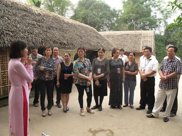 Kiều bào xúc động và thành kính khi về thăm quê Bác ảnh 2