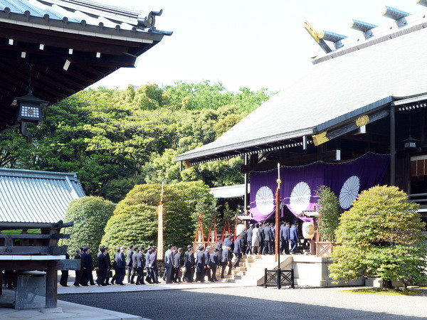 Thủ tướng Nhật Bản Shinzo Abe gửi đồ lễ tới đền Yasukuni ảnh 1