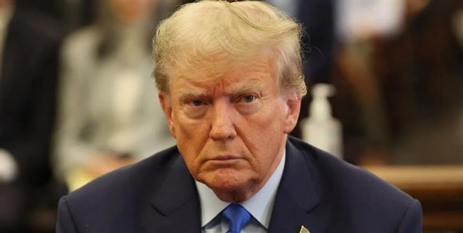 Cựu Tổng thống Mỹ Donald Trump tại phiên xét xử ở tòa án quận Manhattan, bang New York, Mỹ, ngày 2/10. (Ảnh: NYdailynews/TTXVN) Mỹ: Thu hẹp điều tra việc gây quỹ của cựu Tổng thống Trump ảnh 1