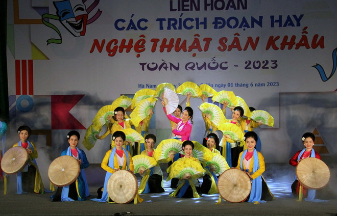 Tiết mục hát chèo "Hát mừng ngày hội đua tài" do Nghệ sỹ Ưu tú Thu Huyền biểu diễn. (Ảnh: Đại Nghĩa/TTXVN) Hơn 2.000 diễn viên dự Liên hoan các trích đoạn hay sân khấu toàn quốc ảnh 1
