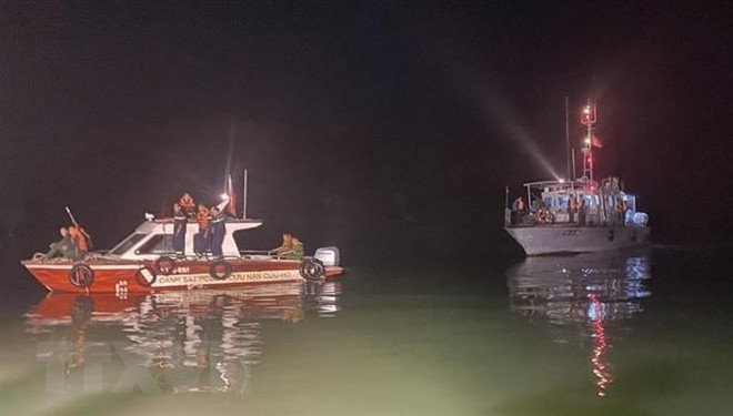 Lực lượng chức năng huy động phương tiện và thợ lặn tham gia tìm kiếm các nạn nhân vụ rơi trực thăng, ngày 5/4 vừa qua. (Ảnh: TTXVN phát) Nâng cao năng lực ứng phó sự cố, thiên tai và tìm kiếm cứu nạn ảnh 1