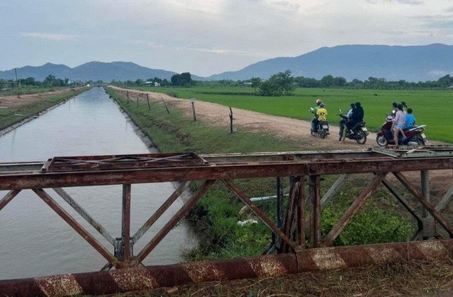 Vị trí các em bị nước cuốn trôi. (Nguồn: báo Bình Thuận) Bình Thuận: Bốn nữ sinh lớp 5 tử vong vì đuối nước khi tắm ở kênh ảnh 1