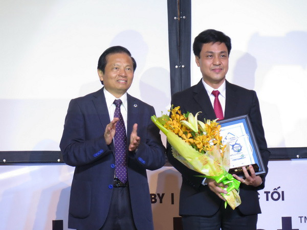 Vietcombank được bình chọn là Ngân hàng bán lẻ tiêu biểu 2015 ảnh 1