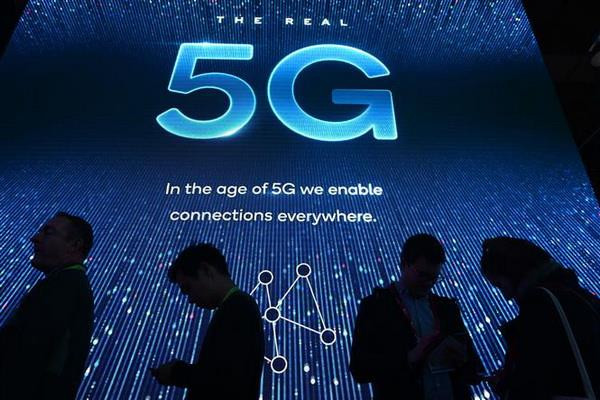Gian hàng của Công ty bán dẫn toàn cầu Mỹ Qualcomm tại triển lãm 5G ở trung tâm hội nghị Las Vegas, Nevada. (Nguồn: AFP/TTXVN) Mỹ xem xét siết chặt quy định đối với các thiết bị di động 5G ảnh 1