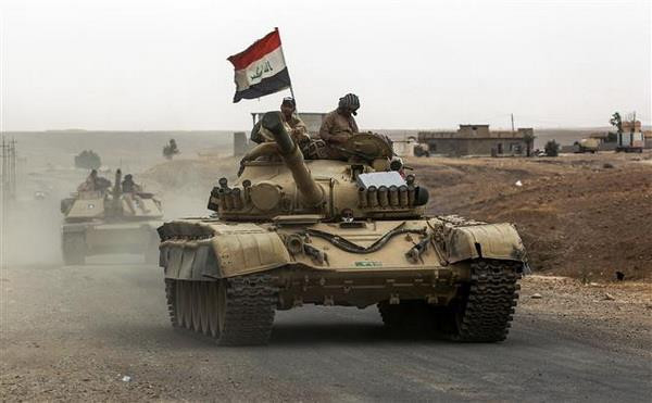 Binh sỹ Iraq trong chiến dịch truy quét khủng bố tại Kirkuk. (Nguồn: AFP/TTXVN) Quân đội Iraq đẩy mạnh truy quét tàn quân của tổ chức IS ảnh 1