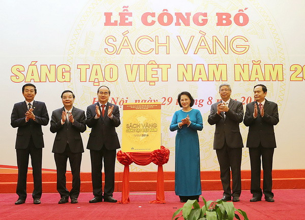 Sách vàng Sáng tạo Việt Nam 2016 - Cuốn sách nhỏ khát vọng lớn ảnh 1