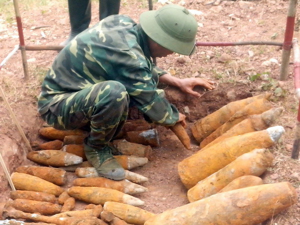 Quảng Trị: Phát hiện hầm bom hơn 150 quả sót lại sau chiến tranh ảnh 1
