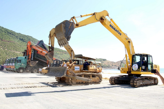 Thi công cảng nhập than, đê chắn sóng ở Trung tâm Điện lực Quảng Trạch ảnh 1