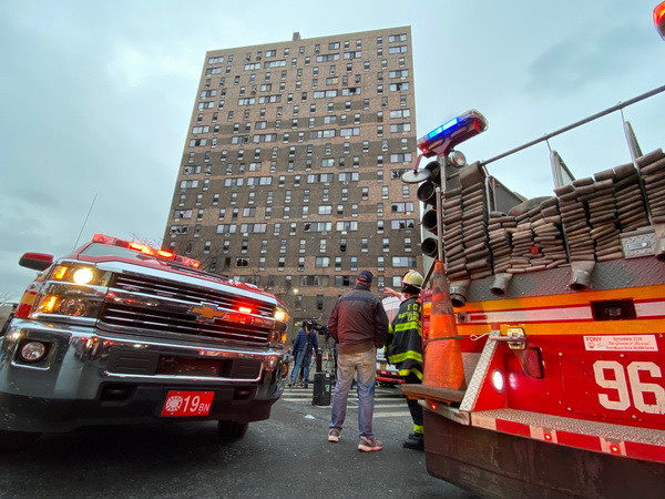 Lực lượng cứu hỏa làm nhiệm vụ tại hiện trường vụ hỏa hoạn ở New York, Mỹ, ngày 9/1 vừa qua. (Ảnh: THX/TTXVN) Mỹ: Nổ lớn tại khu căn hộ ở quận Bronx, ít nhất 1 người chết ảnh 1