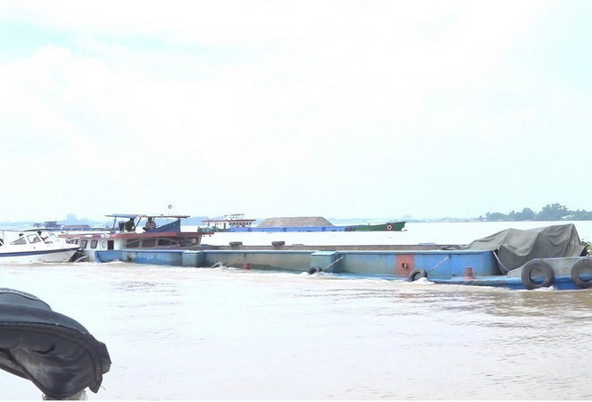 Giữ 2 phương tiện khai thác, vận chuyển cát trái phép ở sông Đồng Nai ảnh 1