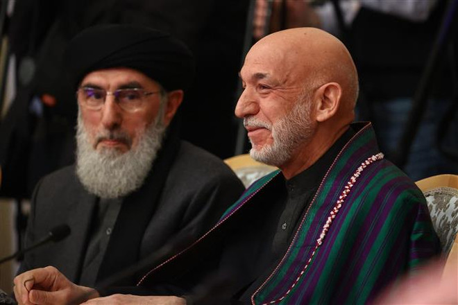 Cựu Tổng thống Afghanistan Hamid Karzai (phải) tại Hội nghị quốc tế về hòa bình của Afghanistan ở Moskva, Nga ngày 18/3. (Ảnh: AFP/TTXVN) Chính phủ Afghanistan và Taliban còn nhiều bất đồng trong đàm phán ảnh 1