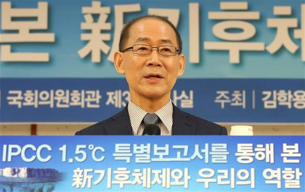Chủ tịch Ủy ban liên Chính phủ Hàn Quốc về biến đổi khí hậu Lee Hoe-sung. (Nguồn: Yonhap/TTXVN) Nhóm nhạc BTS lọt vào danh sách 100 nhân vật ảnh hưởng nhất thế giới ảnh 2