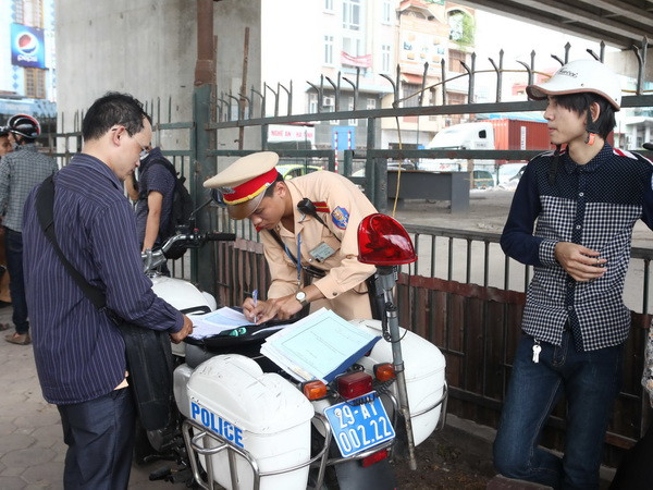 Xử phạt hành vi không đội mũ bảo hiểm không đúng quy cách ảnh 1