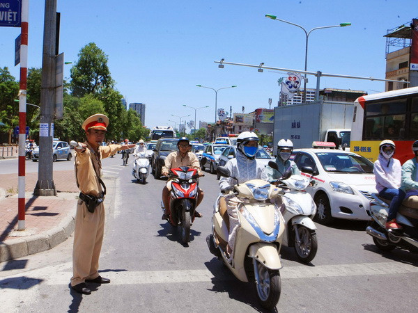 Nắng trải đều trên cả nước, Trung Bộ và Tây Nguyên đề phòng tố lốc ảnh 1