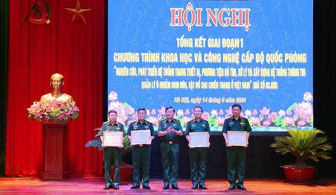 Thượng tướng Hoàng Xuân Chiến trao Bằng khen của Bộ Quốc phòng tặng các tập thể có thành tích xuất sắc. (Ảnh: Hồng Pha/TTXVN phát) ttxvn_bom min Bo QP.jpg