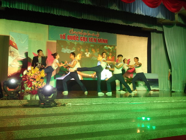 Giao lưu văn nghệ "Tổ Quốc gọi tên mình" hướng về biển đảo ảnh 1