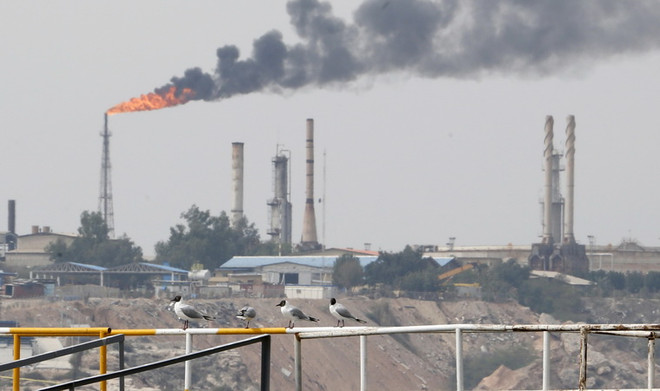 Một cơ sở khai thác dầu của Iran trên đảo Khark. (Ảnh: AFP/TTXVN) Giá dầu trên thế giới ghi nhận tuần giảm thứ hai liên tiếp ảnh 1